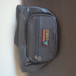 Everest Original Top Sports Fanny Pack Black Three Zippered Compartments 9x5x3"